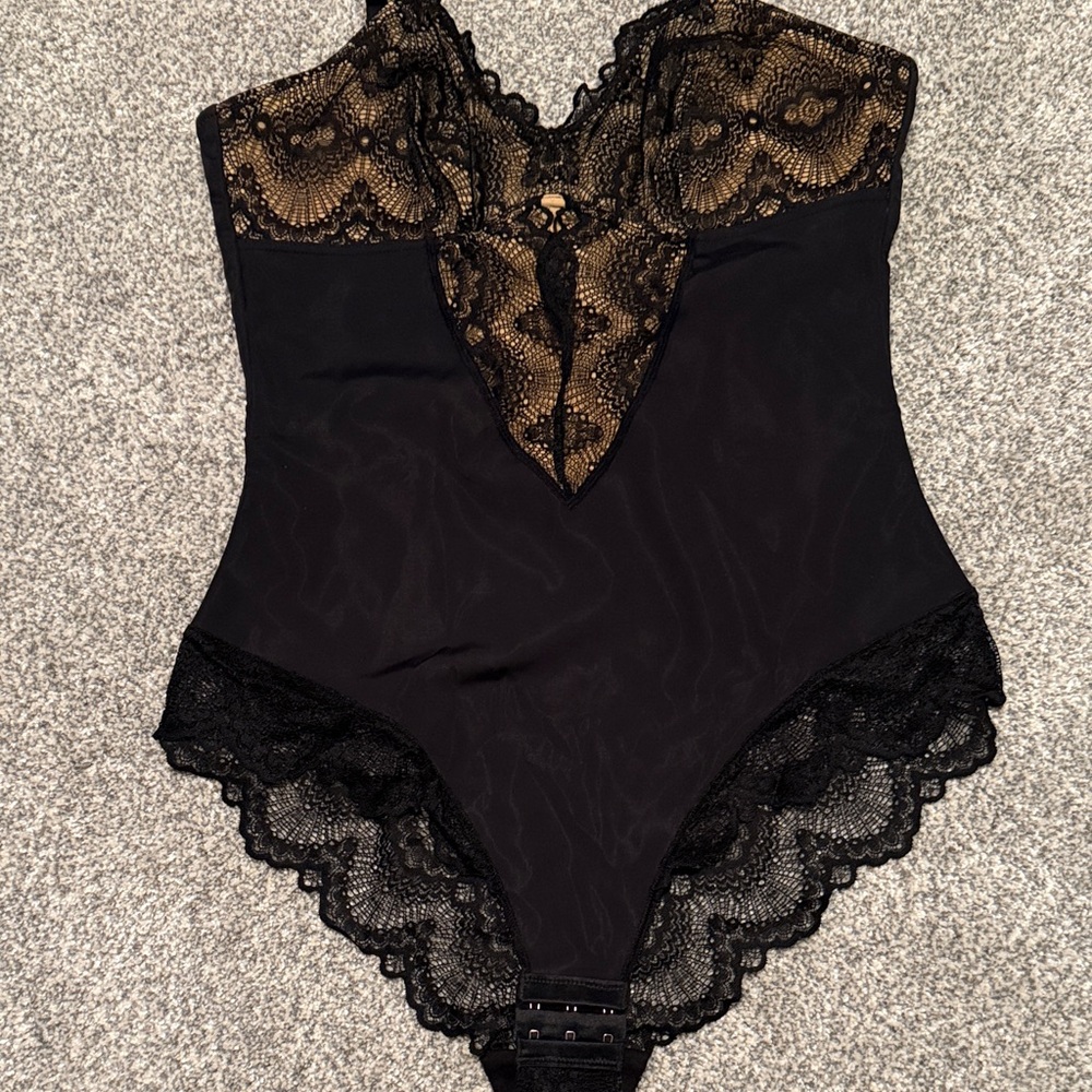 Pinsy Black Lace Bodysuit. Large Long